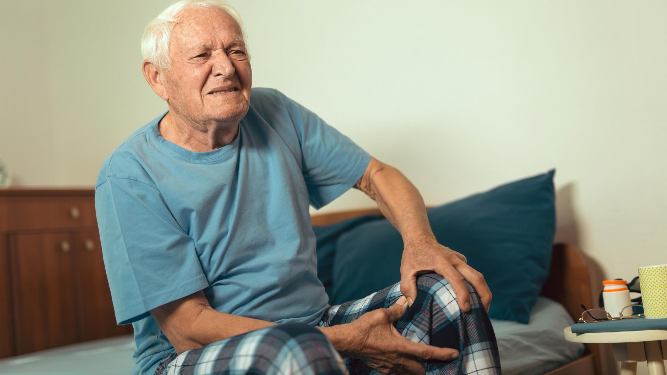 Persona mayor con molestias articulares
